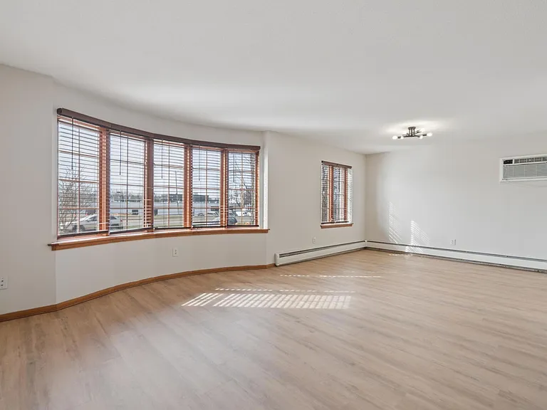 4516 Highway 7 — Photo 2