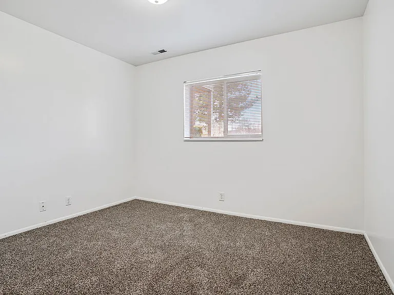 Lincoln Park Apartments — Photo 7