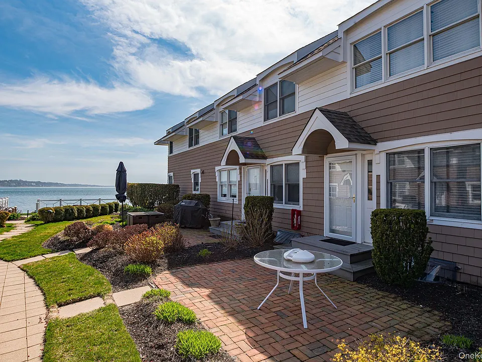 49 Canoe Place Rd #212