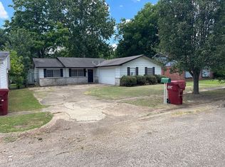 810 Sherwood Dr, Hugo, OK 74743