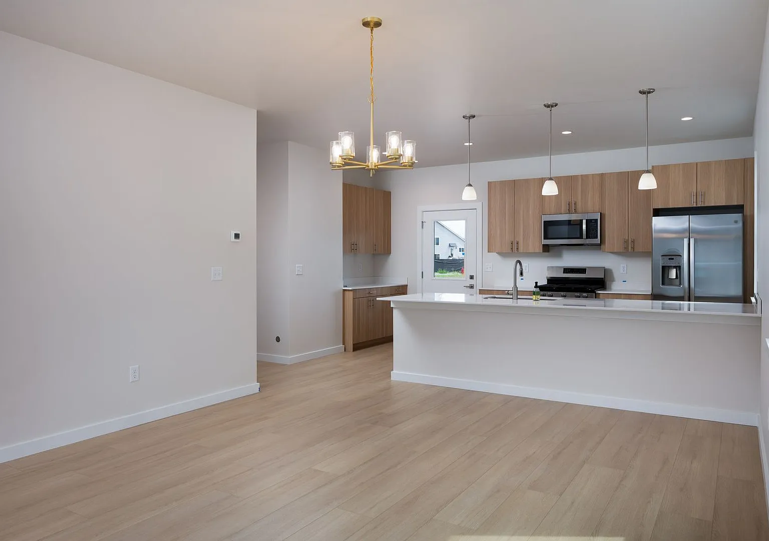 Stunning 4 bed, 3 bath - Corner Lot — Photo 2