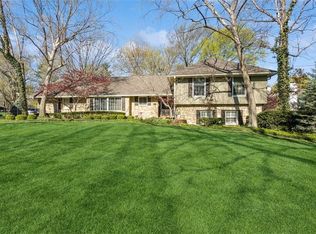 8200 Rosewood Ln, Prairie Village, KS 66208