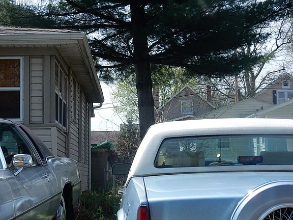 2nd image of 2582 Harland Ave