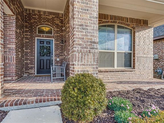 3rd image of 1712 Henderson Dr