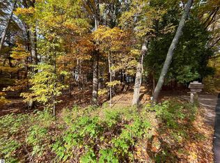 7 Beach Rd, Frankfort, MI 49635