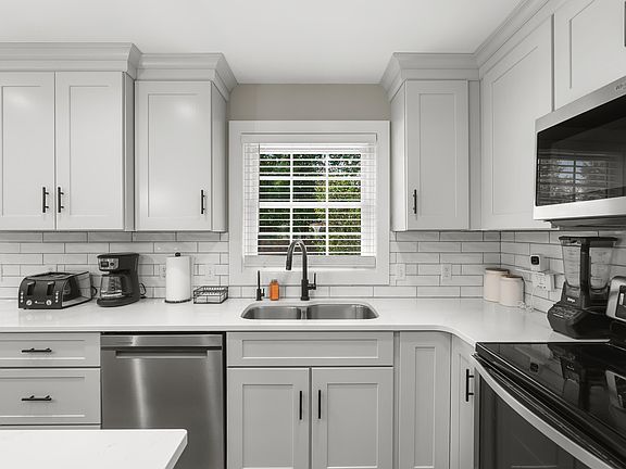 4th image of 304 Arnstrom Dr