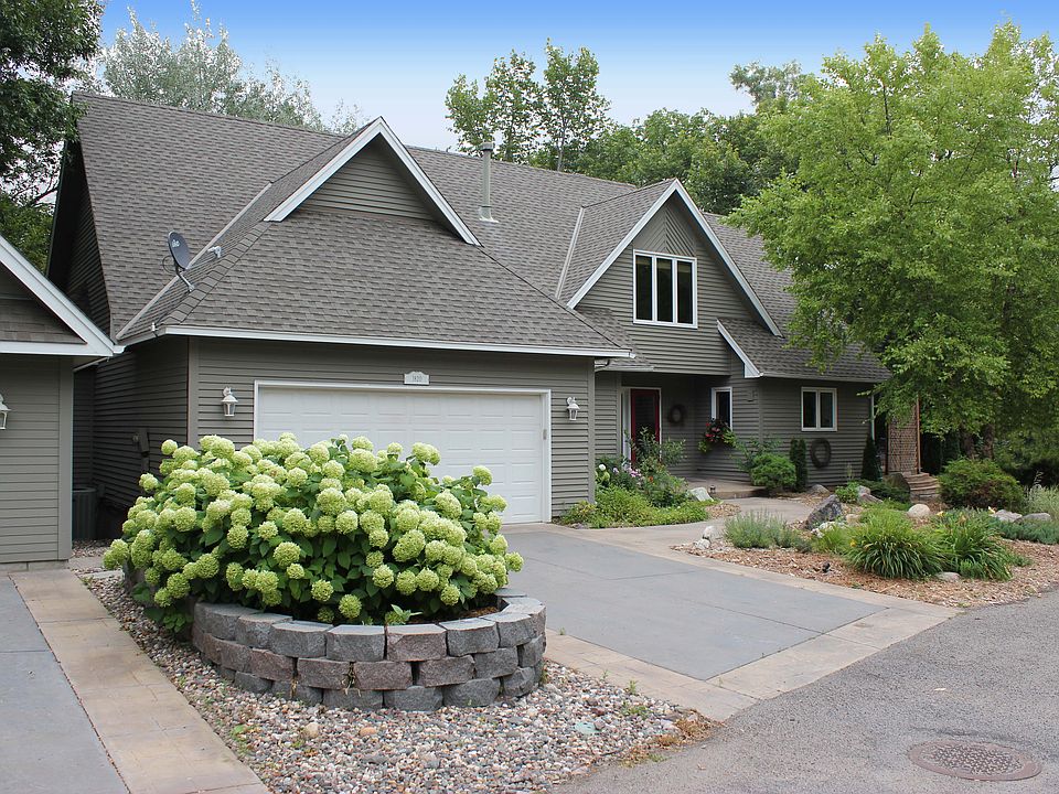 Gorgeous curb appeal! 