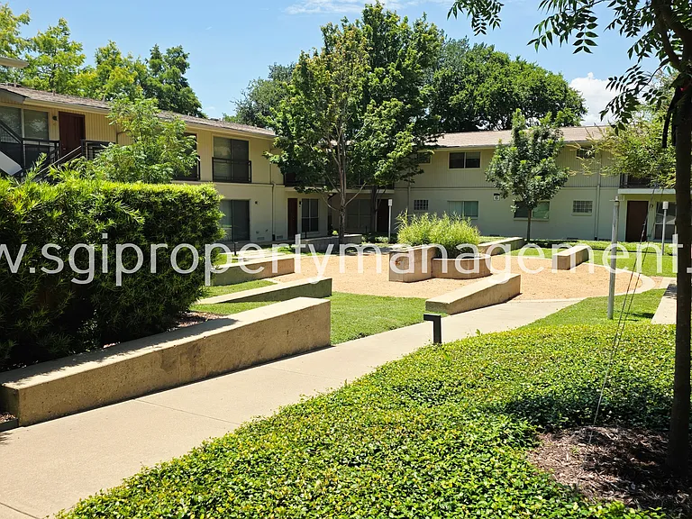 4616 W Lovers Ln — Photo 19