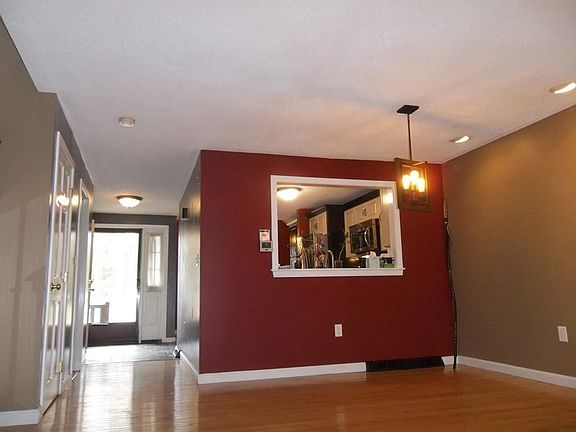 5th image of 13 Hawthorne Vlg APT D