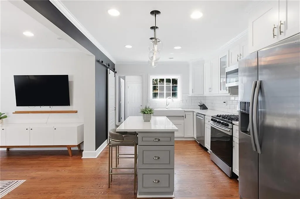 3 bed, 3.0 bath, 1941 sqft, $3,900 — Photo 4