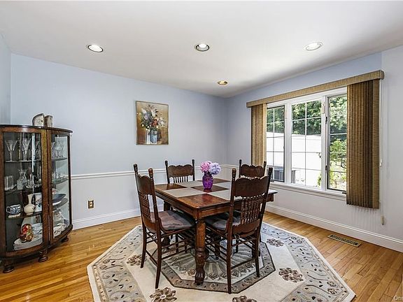 3rd image of 8 Kings Park Dr