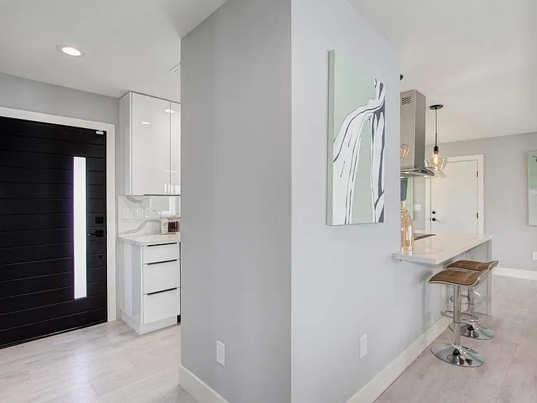 5530 Kenneth Ave — Photo 2