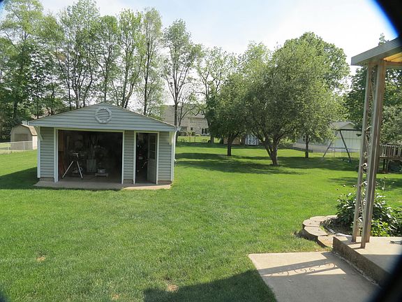 3rd image of 6622 Woodridge Dr