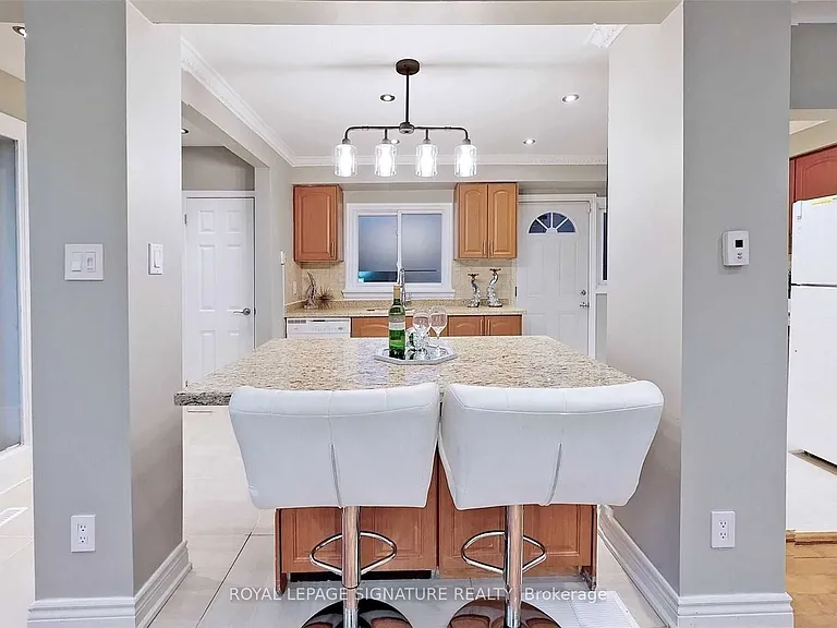 65 Holcolm Rd #UPPER — Photo 8