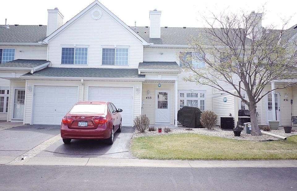 Condo exterior with single car garage
