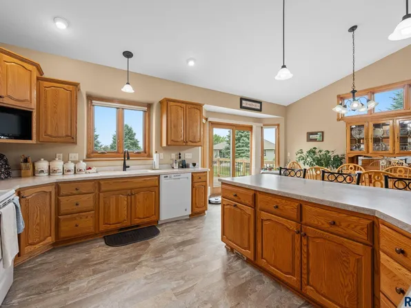 507 Erin Cir, Hartford, SD 57033