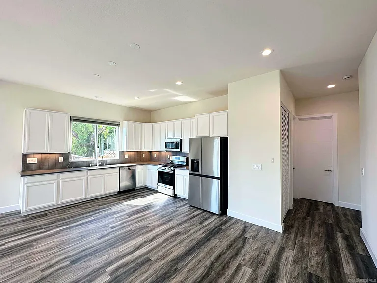 426 Sloane Ave — Photo 10