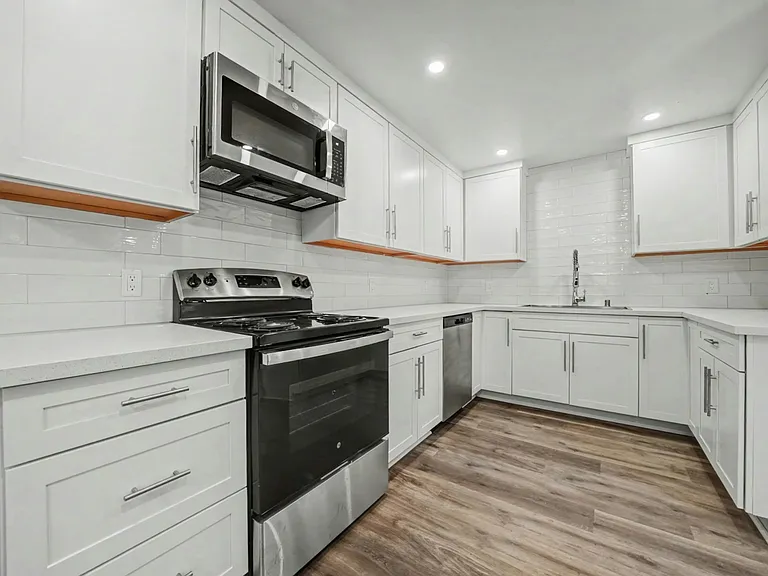 202 Lambert Ln — Photo 8