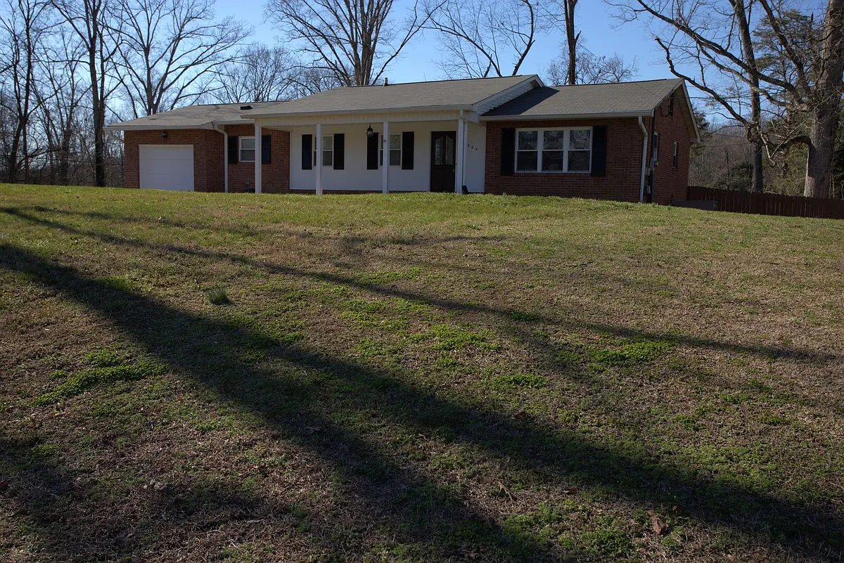 Building Photo - 1905 S Hills Dr