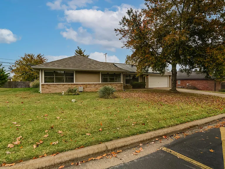 199 Lancashire Dr — Photo 11