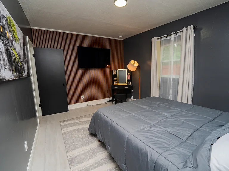 1109 E South St — Photo 48