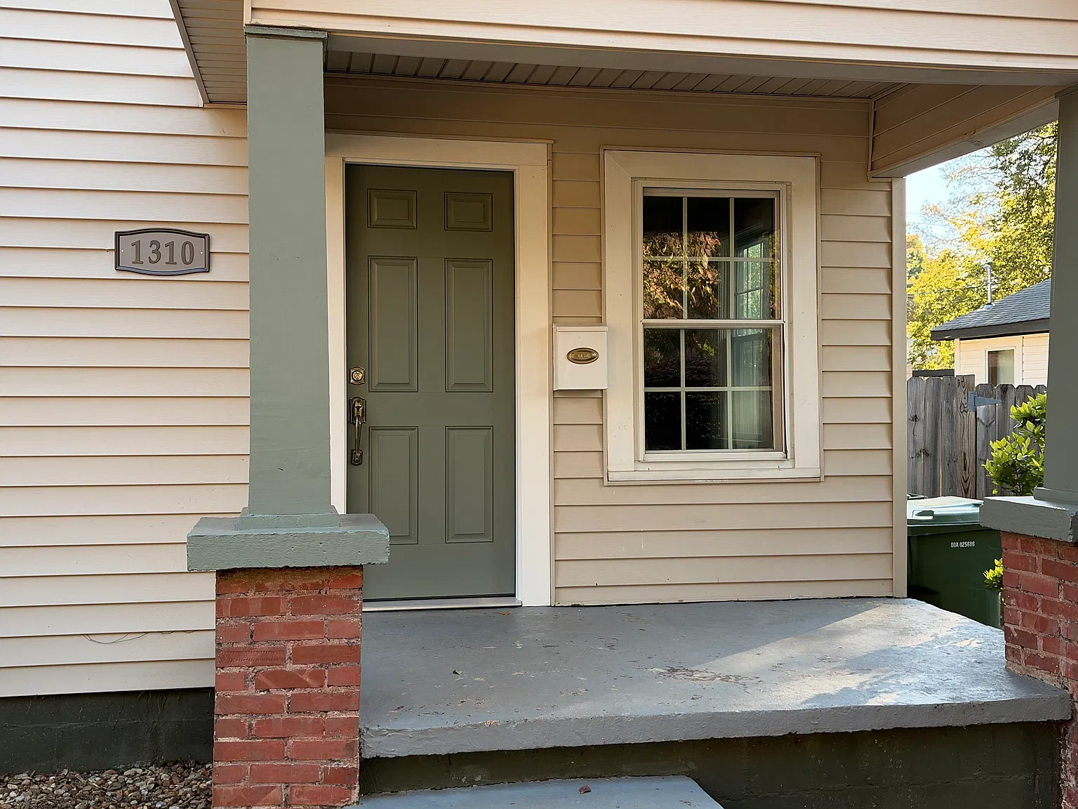 2 bed, 700 sqft, $1,200 — Photo 2