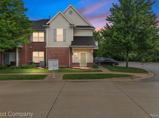 8484 Heywood Cir, Sterling Heights, MI 48312