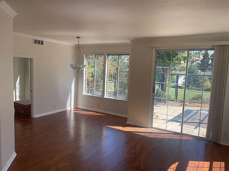 545 Glasgow Cir — Photo 6