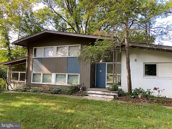 2nd image of 805 Harston Ln
