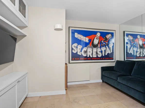 303 East 57th Street image 11 of 17