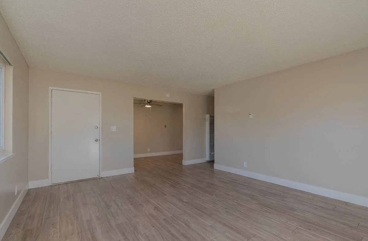 2 bed, 900 sqft, $2,050 — Photo 3
