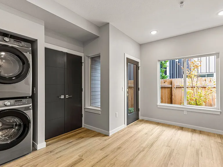 7150 N Greenwich Ave #6 — Photo 5