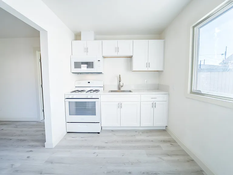 235 Civic Center Dr #6 — Photo 4