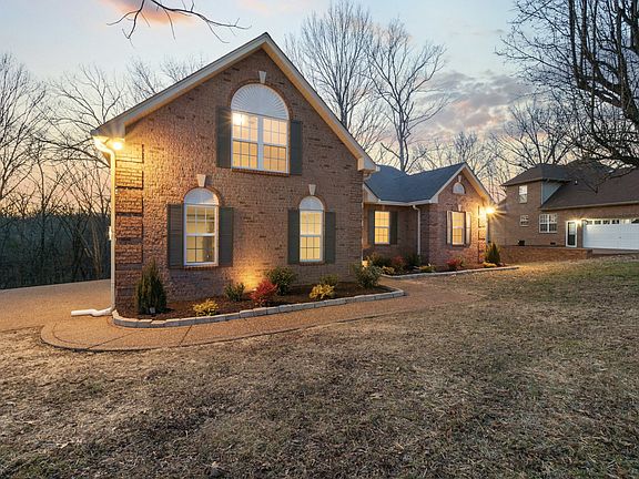 2nd image of 828 W Nocturne Dr