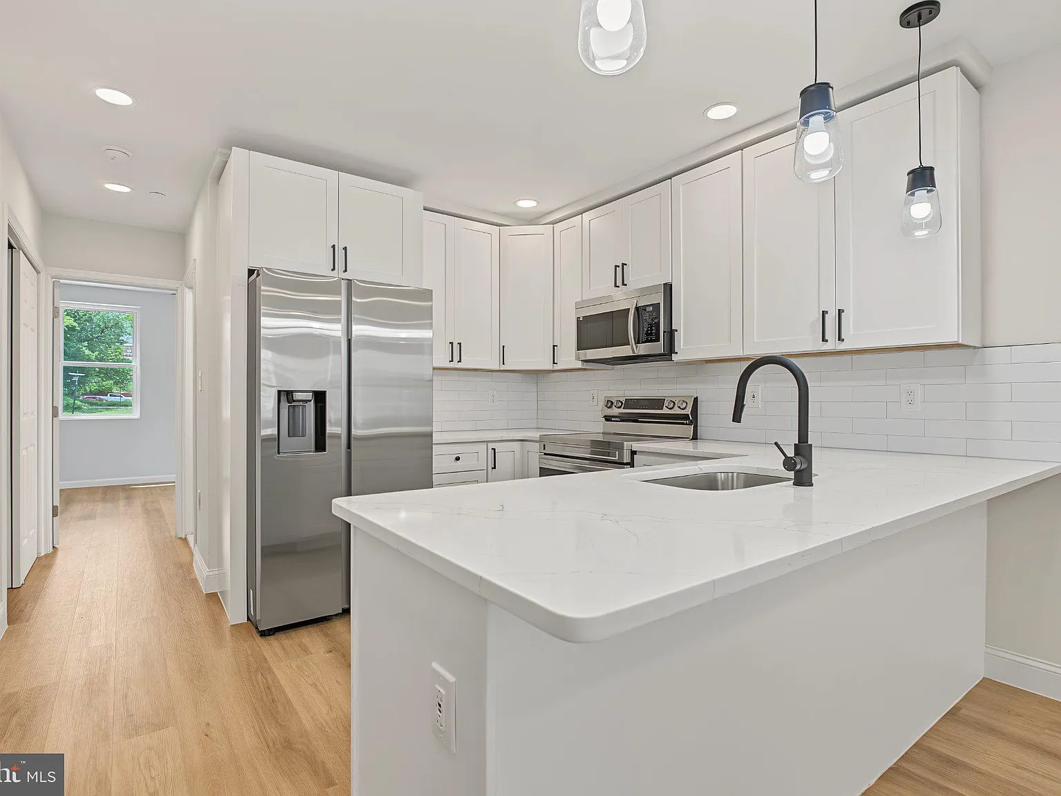 4 bed, 3.0 bath, 1200 sqft, $2,300 — Photo 4