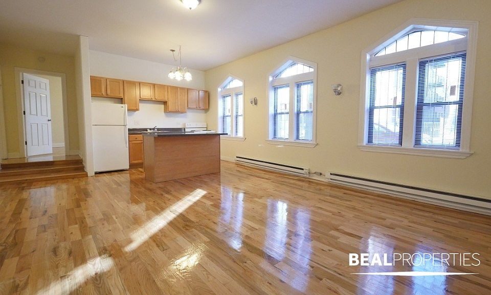 1st image of 635 W Barry Ave #635