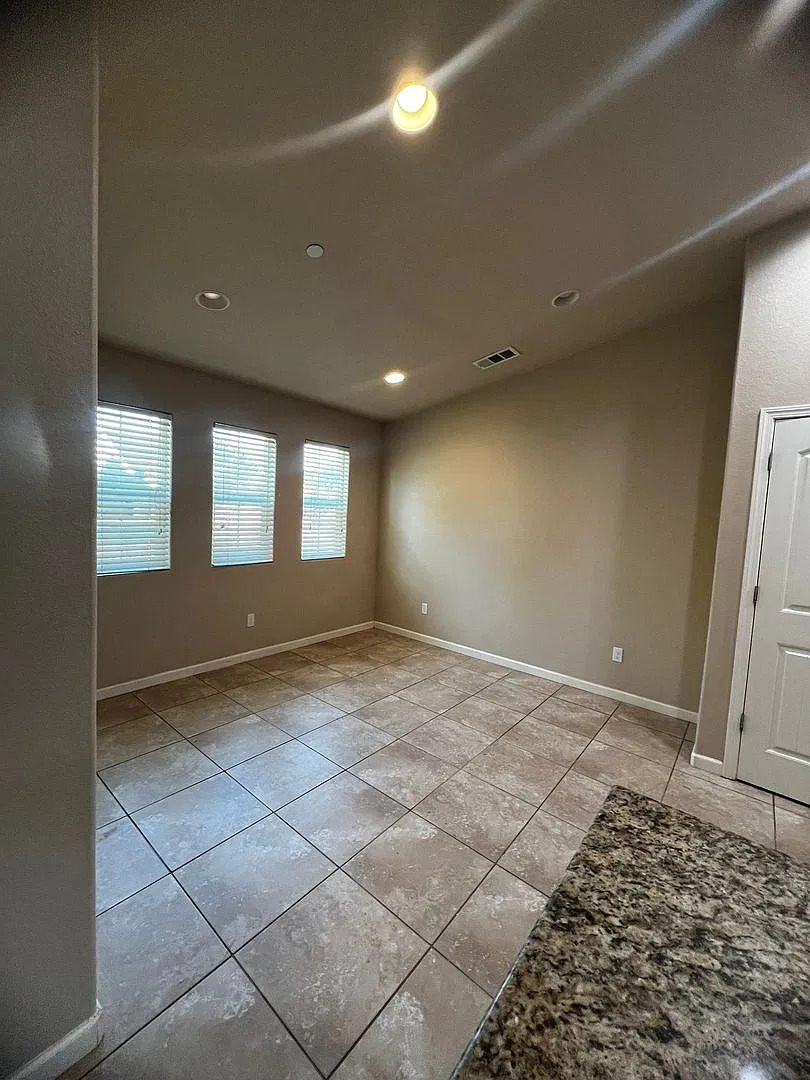 2526 Bell Port Ave 4 Bedroom 3 Bathroom Eastside Tulare — Photo 4