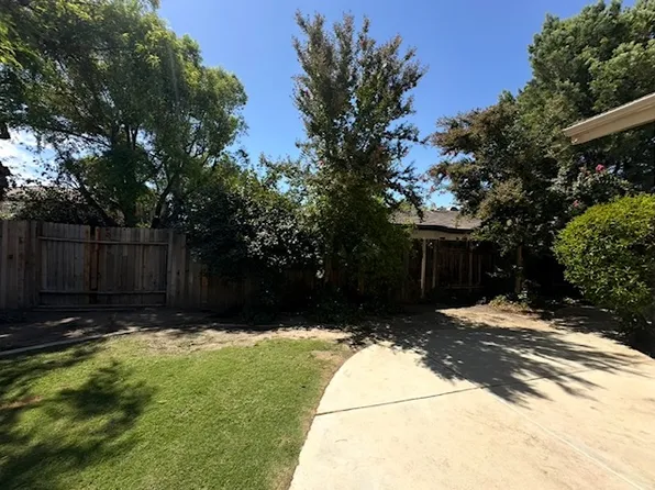 908 Woodmont Dr, Bakersfield, CA 93312