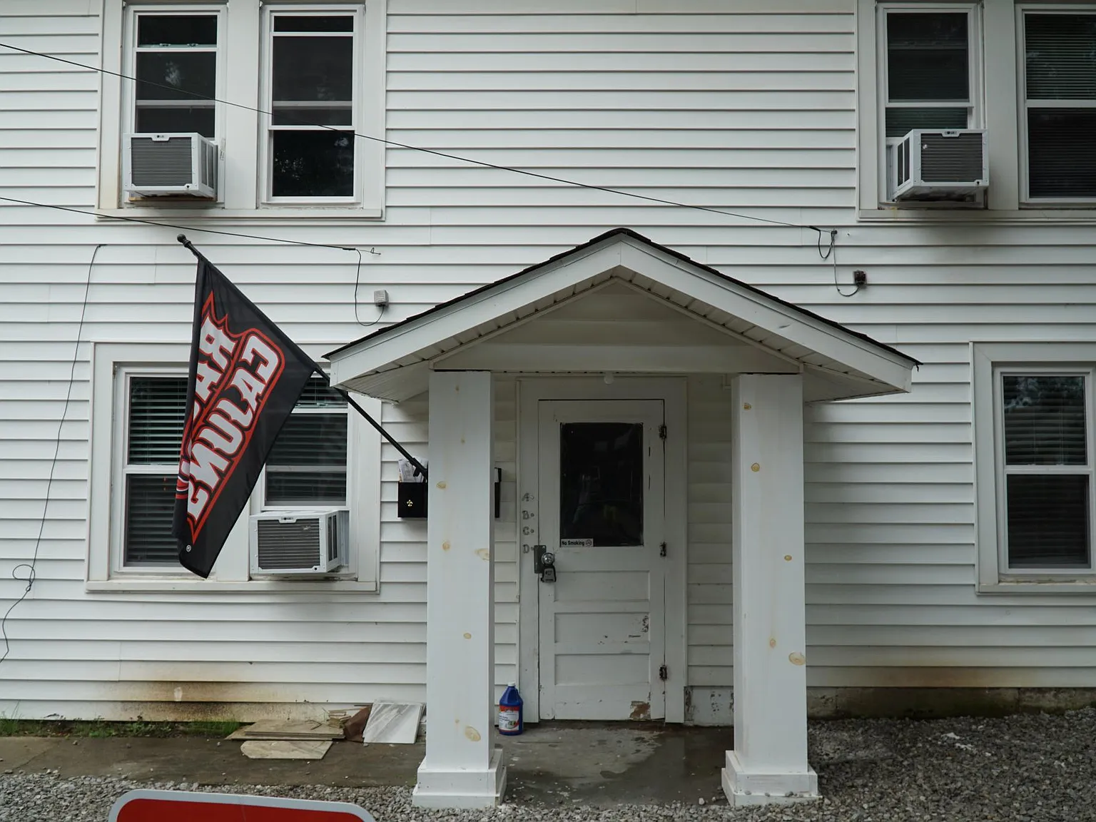 411 W Taft St — Photo 3