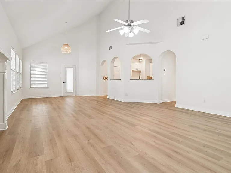 1116 Charleston Ln — Photo 8