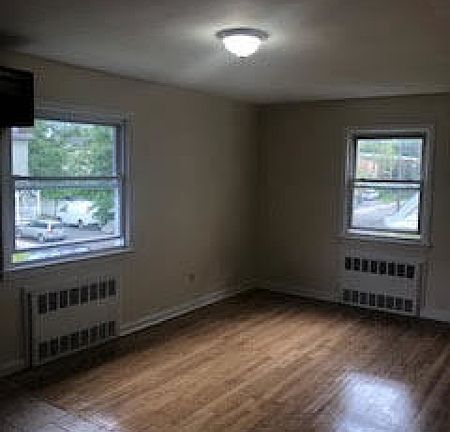3rd image of 115 Hillyer St