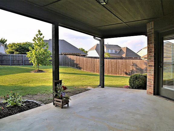 5th image of 10200 N 142nd Ave E