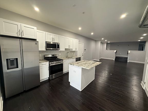 2nd image of 302 Richmond St #27
