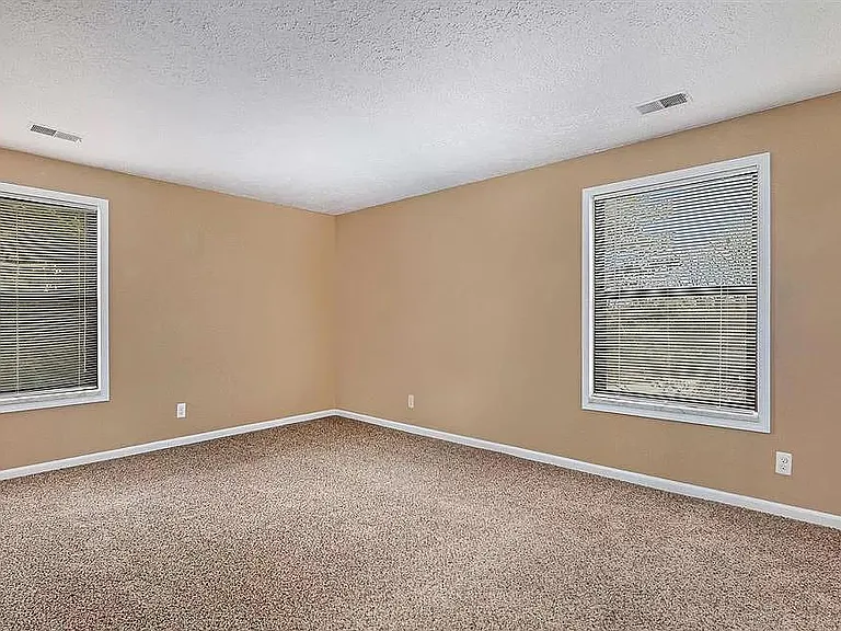19107 Surrey Ln — Photo 13