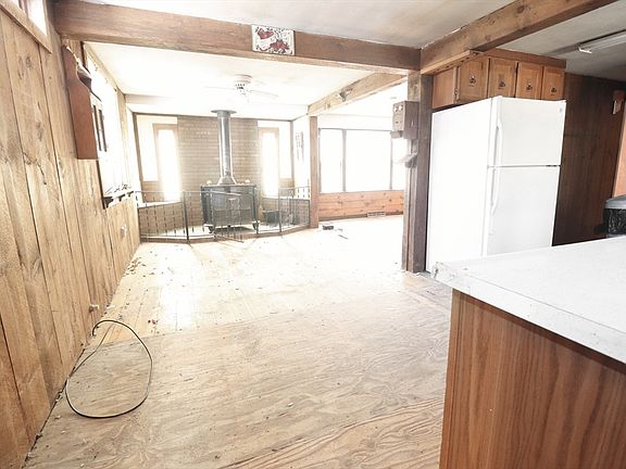 4th image of 319 Main St