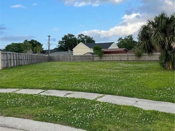 10 Carolyn Ct, Arabi, LA 70032