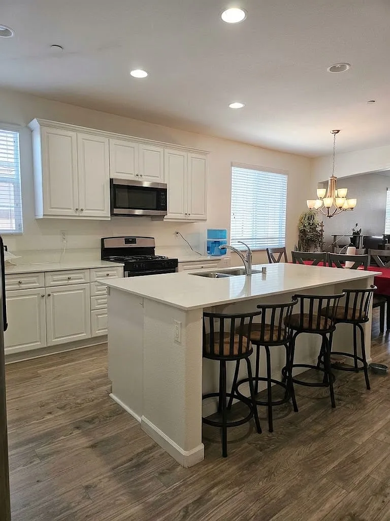 3 bed, 1835 sqft, $2,800 — Photo 3