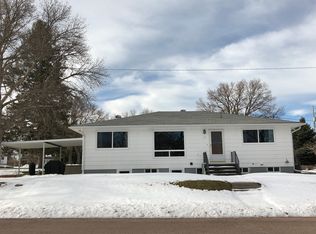 735 E 5th St, Chadron, NE 69337