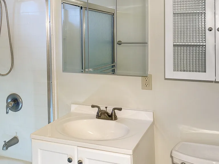 8941 Greenwood Avenue — Photo 11