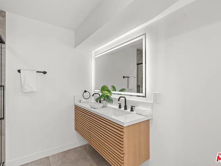 236 S Carondelet St — Photo 12